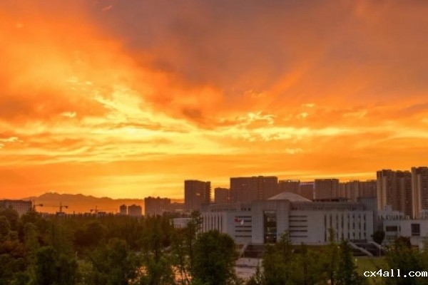 在成电遥望雪山，从平原到高山之巅！