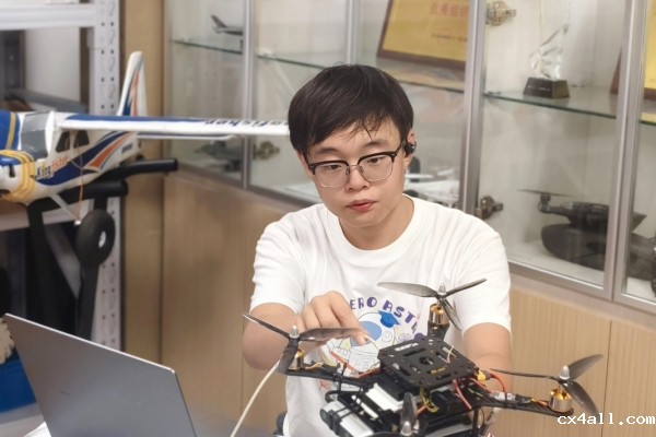 四川日报| 大学生代表康雨琳：盛世如您所愿 未来我们接好